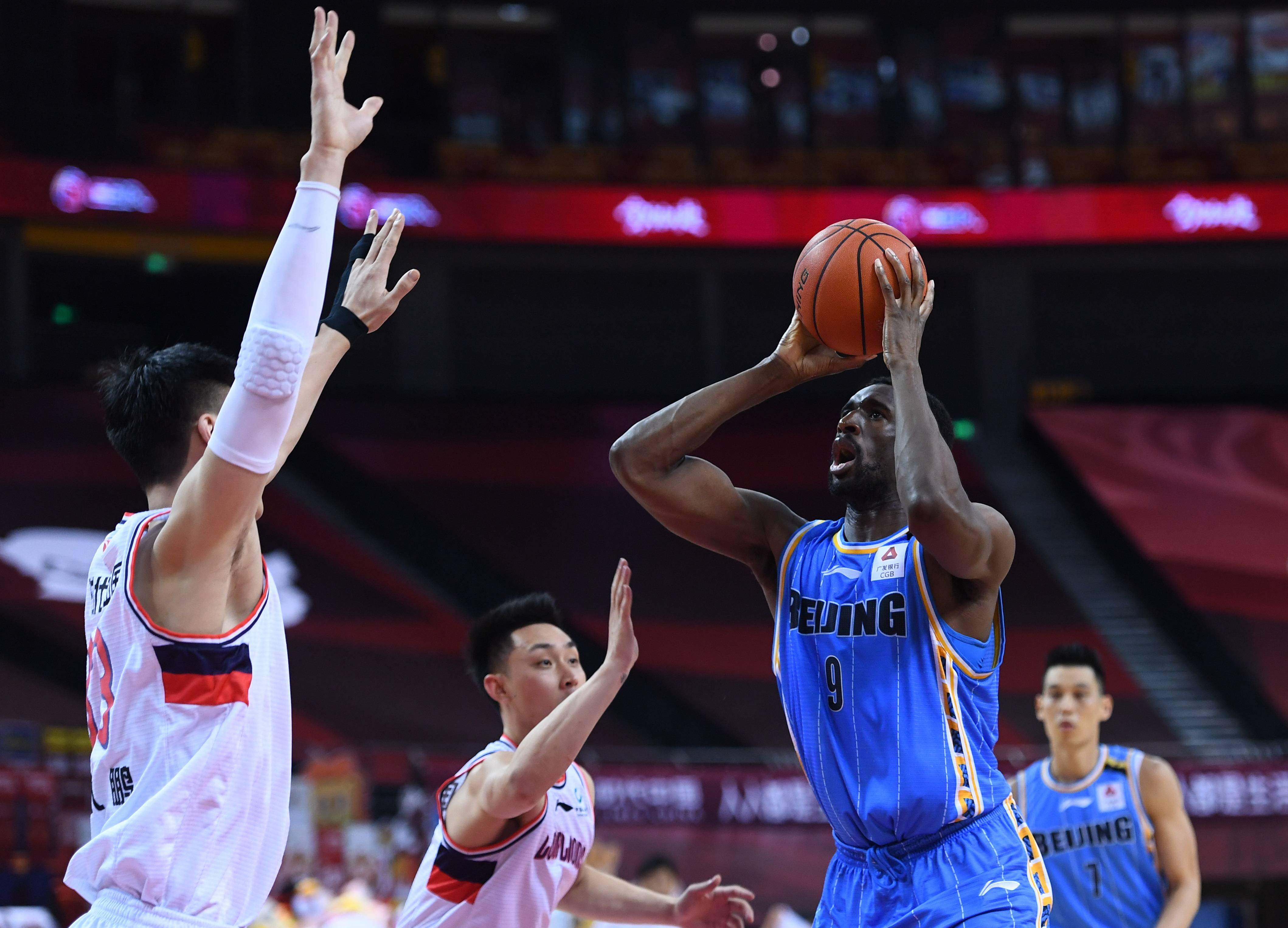 东海雪豹队鏖战剑门暴熊队,田径预选赛险胜,核心复出即建功。外援联手发威 东海雪豹队鏖战剑门暴熊队,田径预选赛险胜,核心复出即建功。外援联手发威