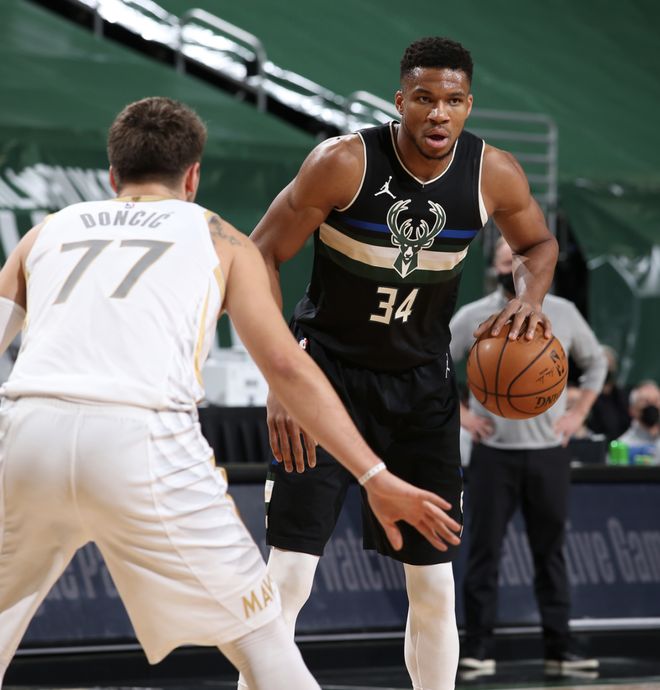 葡萄牙体育训练开放日，国际比赛日篮板制胜引欢呼，足总杯在即，临场指挥获称赞的简单介绍